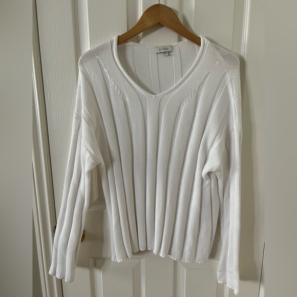 Kinross Sweaters - Kinross 🤍 cozy and chic white v-neck sweater, like new condition! Size: M
